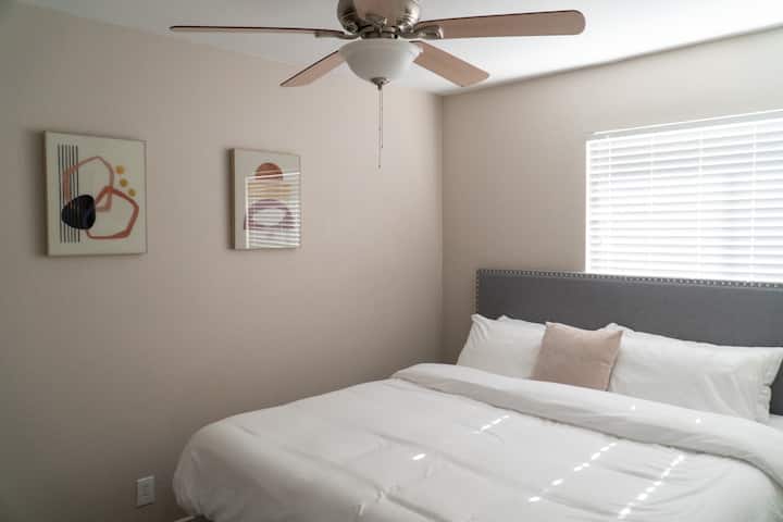 Camera da letto n. 2: spaziosa e accogliente. Confortevole letto king size green-tea in memory foam, comodi cuscini e rinfrescanti lenzuola in viscosa di bambù. Le tende oscuranti ti permettono di dormire liberamente.