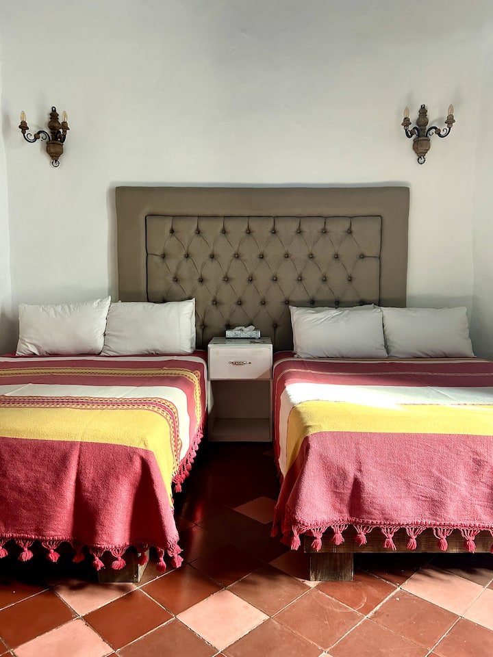 غرفة 6 (ثلاثية)
3 أسرّة مزدوجة في غرفتين متجاورتين. حمام خاص مع TINA Y REGADERA. 
شرفة إلى المدينة.
سرير أريكة وخزانة وأغطية سرير إضافية ومناشف ومكواة.
نقوم بتضمين ماكينة قهوة للاستمتاع بصباحك. 