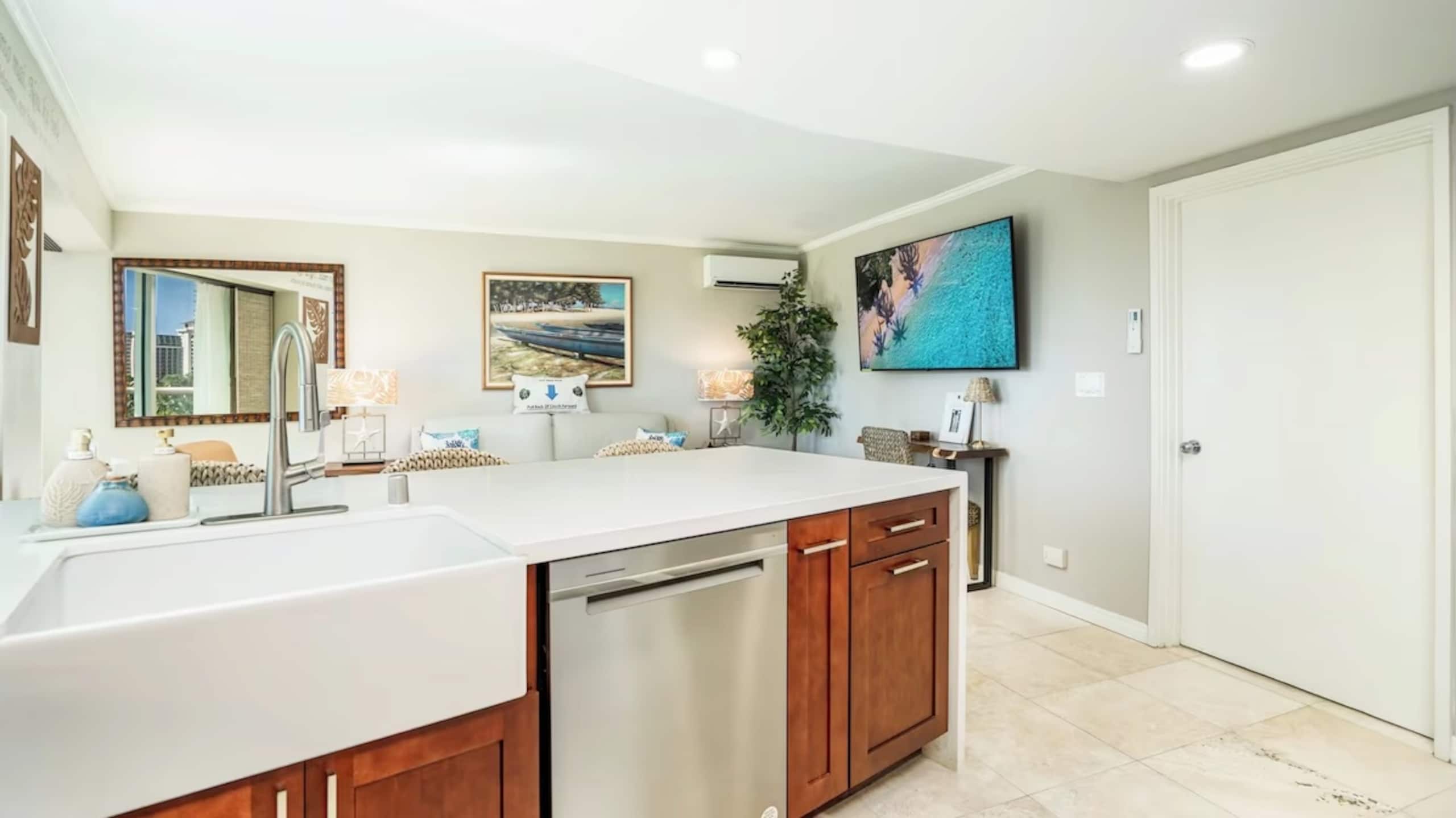 Waikiki 1 Bedroom Suite with Free Parking! - Image 20