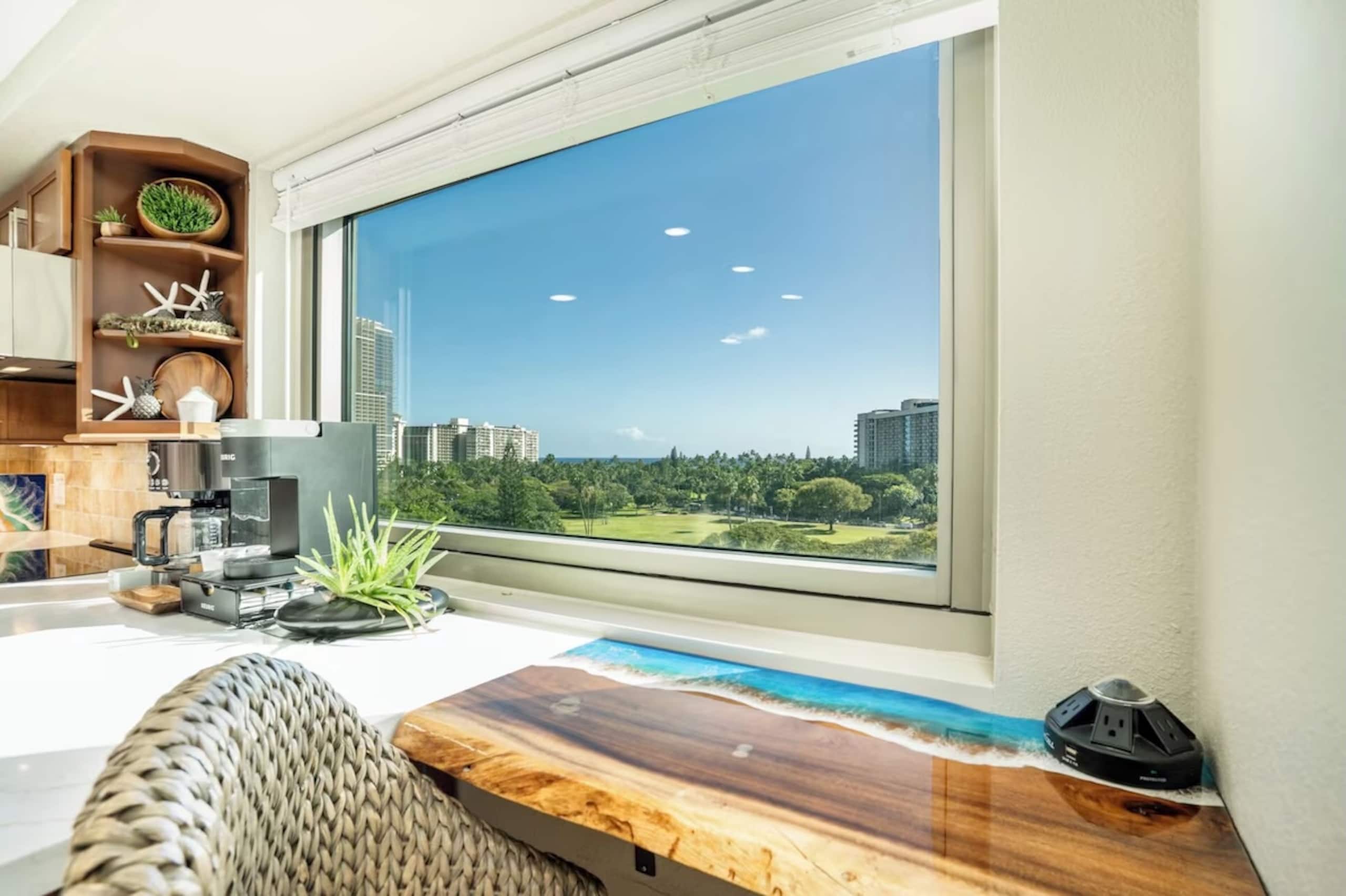 Waikiki 1 Bedroom Suite with Free Parking! - Image 4