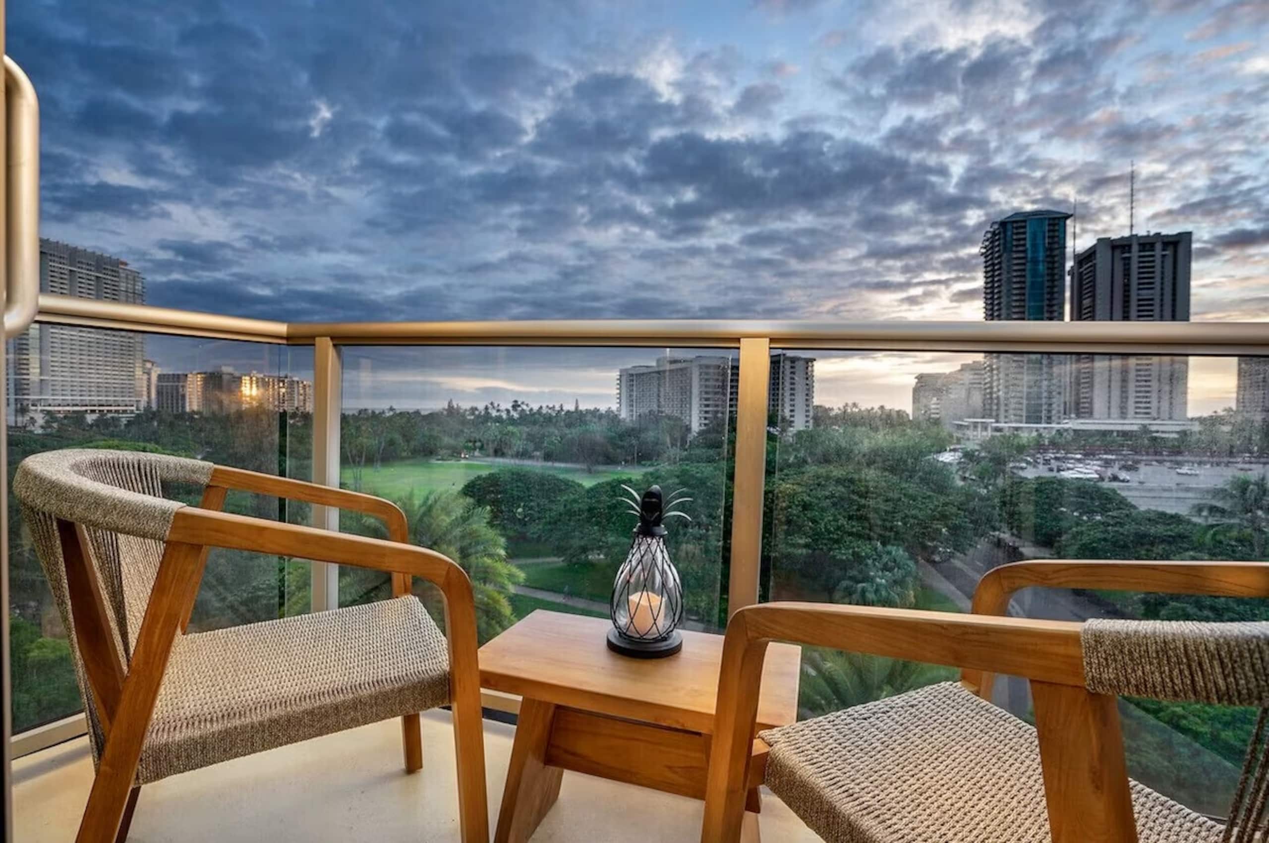 Waikiki 1 Bedroom Suite with Free Parking! - Image 11