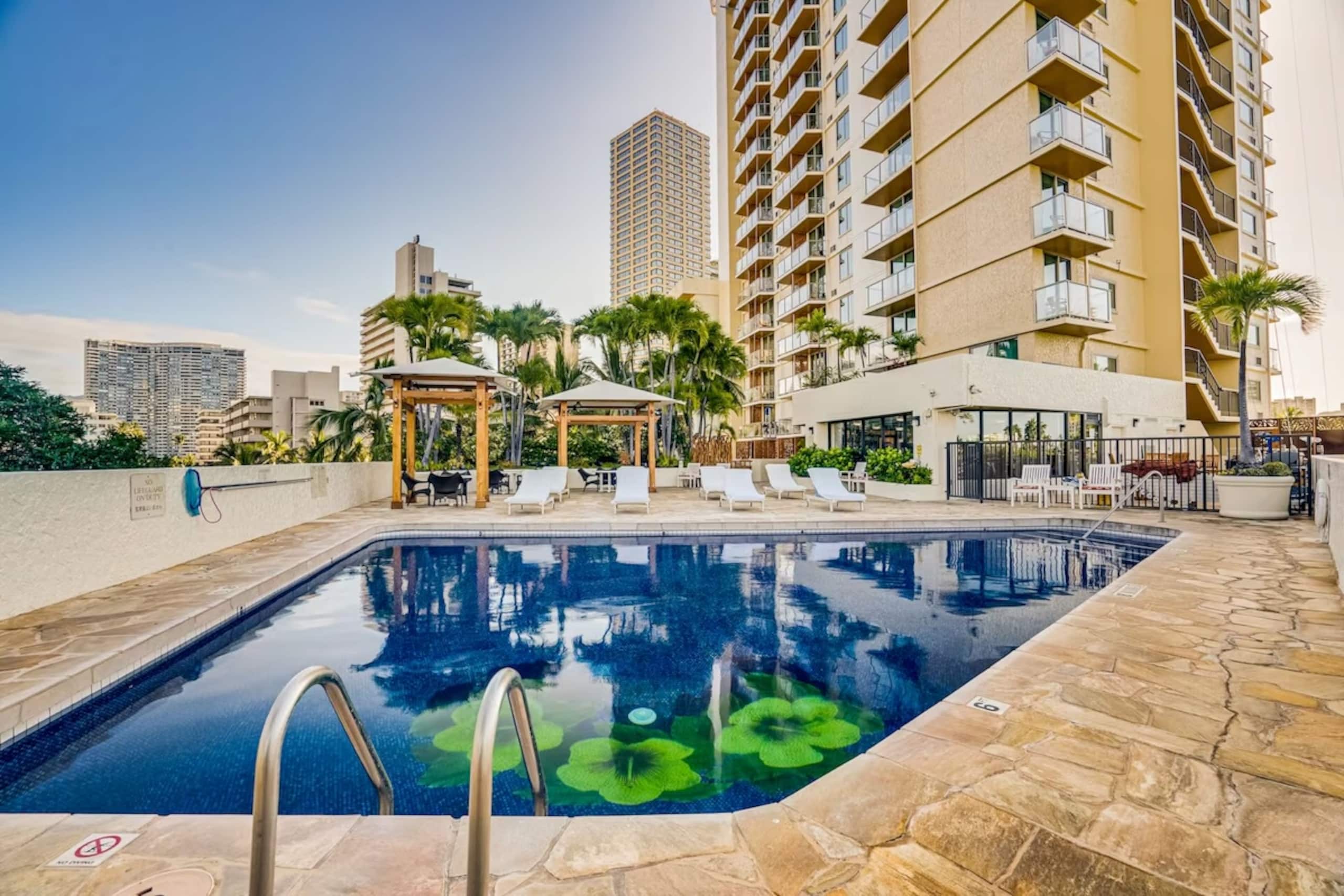 Waikiki 1 Bedroom Suite with Free Parking! - Image 33