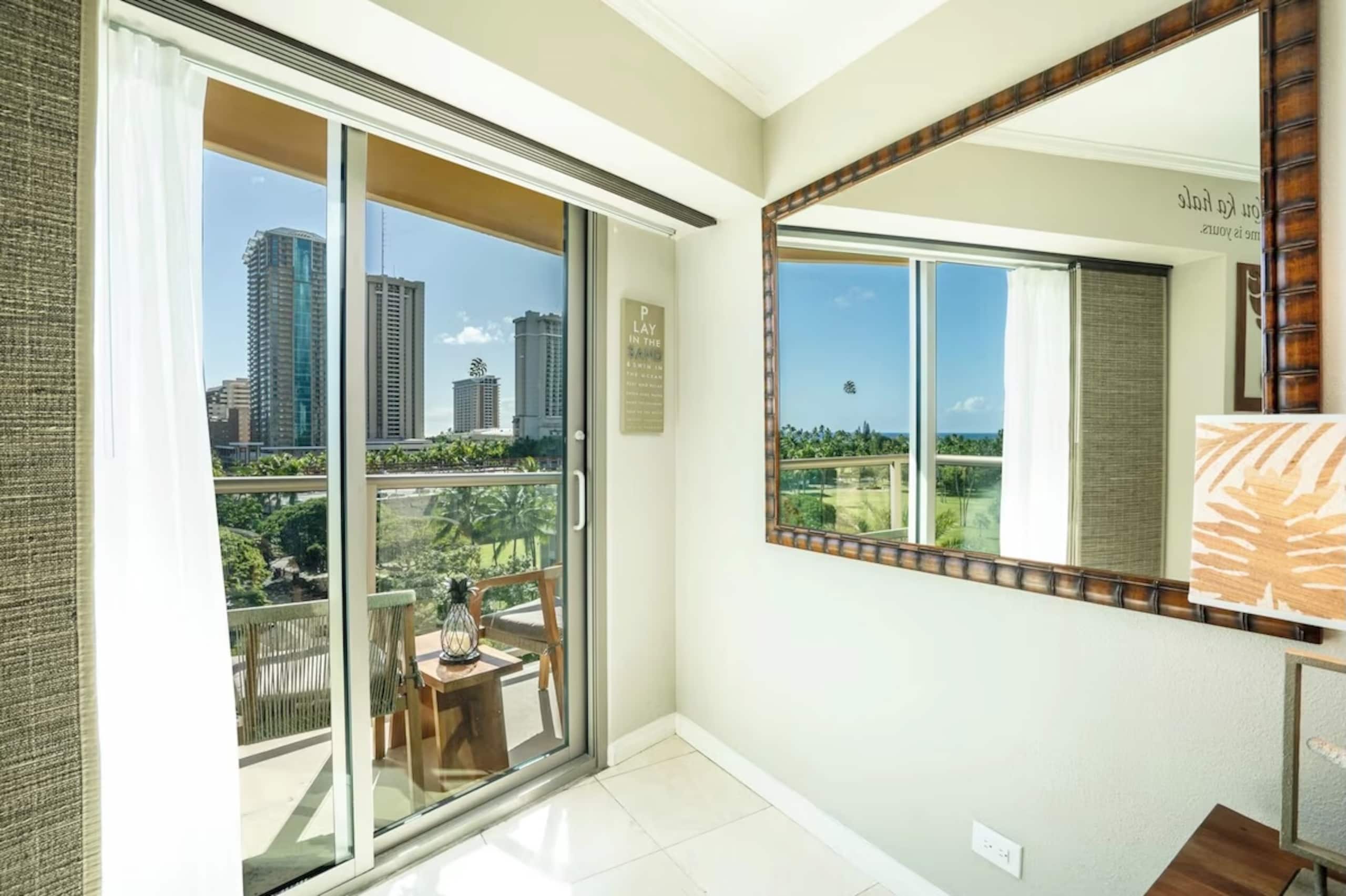 Waikiki 1 Bedroom Suite with Free Parking! - Image 10