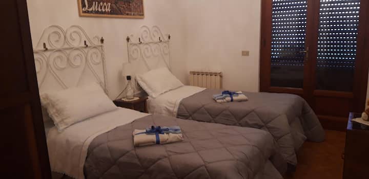 Spálňa s dvoma samostatnými lôžkami a prístupom na balkón