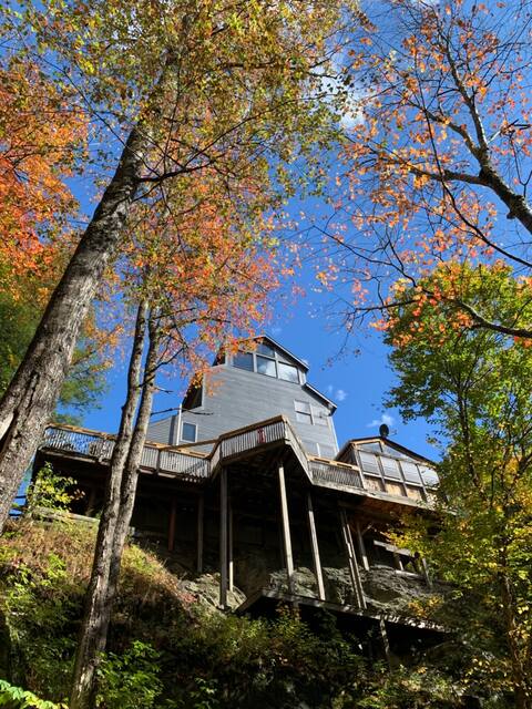The Vt. Treehouse for a unique stay,hot tub,trails