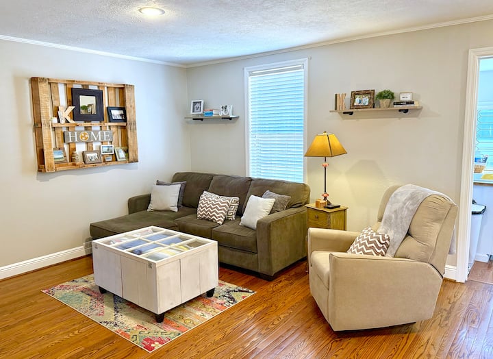 غرفة المعيشة الوسطى تقع في وسط المطبخ وغرفة التشمس (غرفة النوم 3) وغرفة المرافق والسرير الرئيسي. تشمل: تلفزيون بشاشة مسطحة 50 بوصة، أريكة على شكل حرف L، كرسي بظهر متحرك، طاولة جانبية، طاولة قهوة ورفوف كتب مدمجة مع الكثير من البطانيات الإضافية للراحة. 