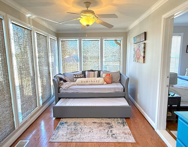 تقع قبو الوسط قبو الشمس (الغرفة الثالثة) تطل على فناء الفناء مع باب وصول للاستمتاع به. سرير نهاري مع سرير صغير قابل للسحب تحته، وكلاهما يحتوي على مراتب Tempur-Pedic بحجم مزدوج. خزانة بأربعة أدراج للتخزين وتلفزيون صغير.