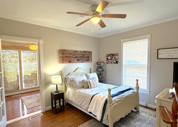 تحتوي غرفة النوم الثانية على سرير كامل الحجم مع منضدة جانبية وتلفزيون ذكي 32 بوصة وكرسي هزاز وصدر 4 أدراج ومساحة خزانة كبيرة لتخزين أغراضك بسهولة. الوصول إلى حمام القاعة بالحجم الكامل خارج غرفة النوم مباشرة. 