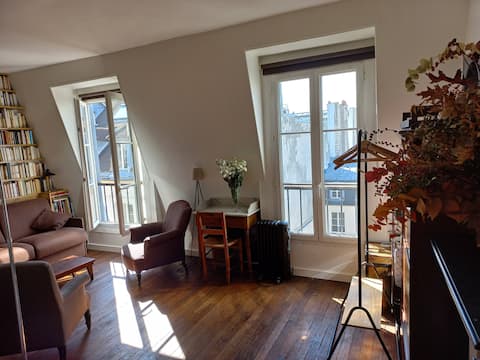 Successful Airbnb property: Charming, quiet and warm studio in the heart of Paris. in Paris 7e Arrondissement