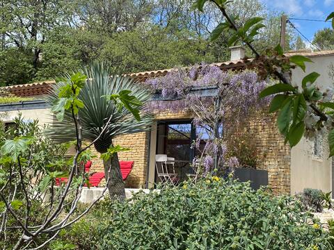 Beautiful Provencal cottage with pool