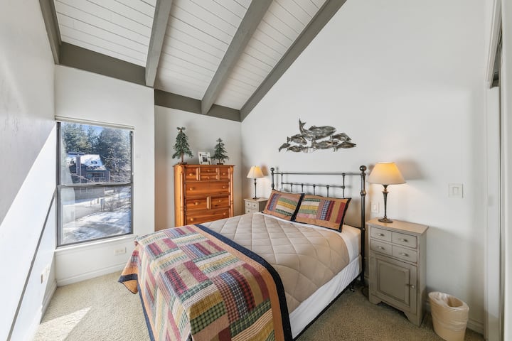 Camera 2: livello medio, letto a due piazze, bagno in comune