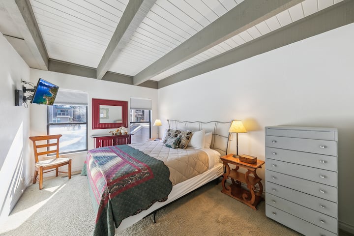 Camera da letto principale al 1° piano: letto matrimoniale grande, NUOVO HDTV in streaming (sostituito nella foto della TV), bagno principale