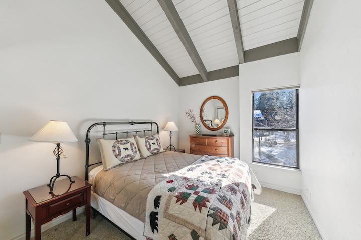 Camera 3: livello medio, letto matrimoniale, bagno in corridoio condiviso