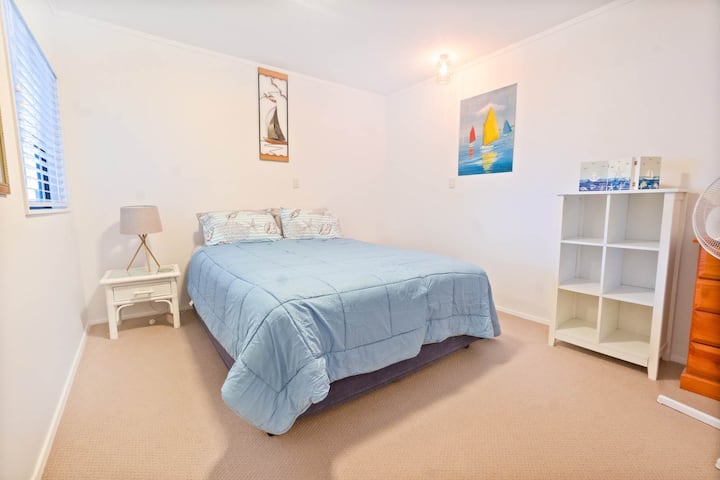 Втора спална соба во задниот дел на станот, тивок, ладен простор за повлекување. 