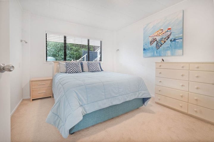 Главна спална соба надвор од дневниот простор со двојна гардероба.  