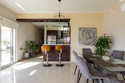 Central Bliss/Your luxury home away from home