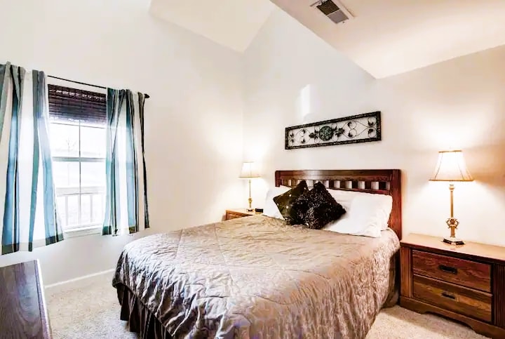 Master bdrm w/ queen size jastuk top bed, komoda, stolići, TV w/ roku set up, veliki ormar s dodatnim dekama, plahtama, jastucima, daskom za glačanje, glačalom, usisivačem, prijenosnom olovkom/krevetićem u ormaru. * Novi laminatni drveni pod.