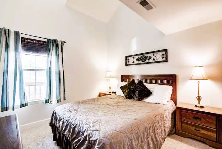 غرفة نوم رئيسية مع سرير علوي بحجم كوين، وخزانة ملابس، وطاولات طرفية، وتلفزيون مع إعداد روكو، وخزانة ملابس كبيرة مع بطانيات إضافية، وملاءات، ووسائد، وطاولة كي الملابس، ومكواة، ومكنسة كهربائية، وقلم/سرير أطفال محمول في الخزانة. * أرضيات خشبية صفائحية جديدة.