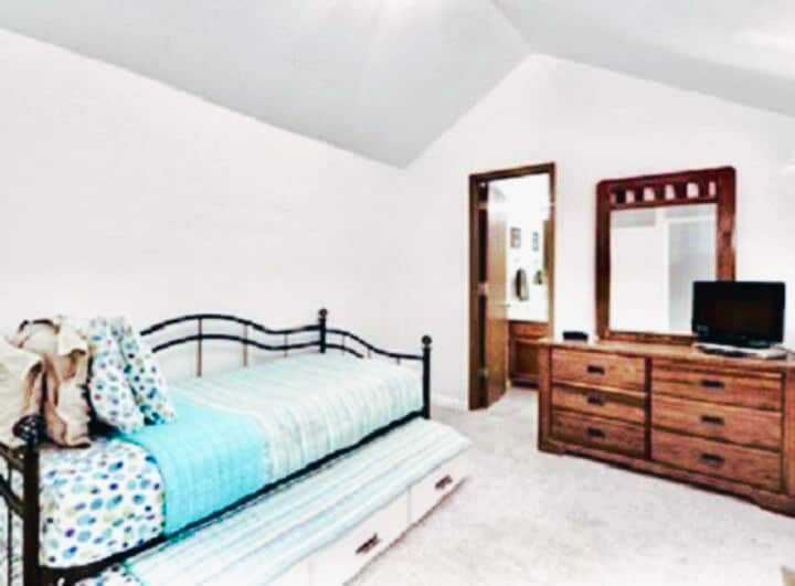 Dvostruki pomoćni krevet s dva madraca za dvije osobe. Komoda, TV s rokom, privatna kupaonica, WC školjka, tuš-kada i spremište. 