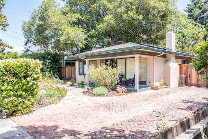 Lovely 4BR house with patio, hot tub (Stanford)