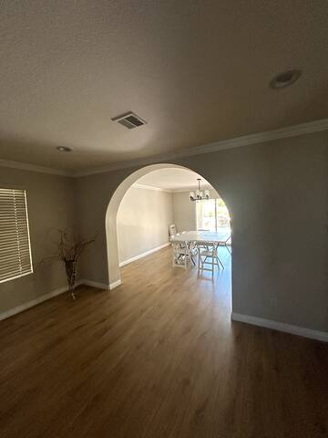 Gorgeous 5 Bdr Near Red Rock! gallery image 3