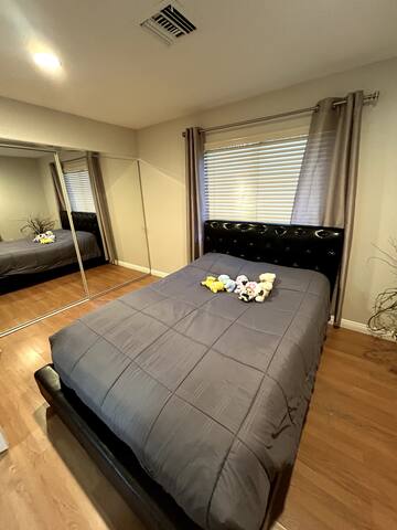 Gorgeous 5 Bdr Near Red Rock! gallery image 5