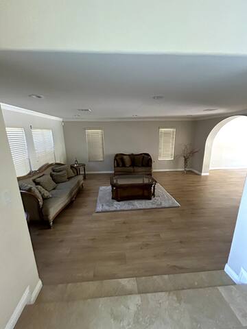 Gorgeous 5 Bdr Near Red Rock! gallery image 2