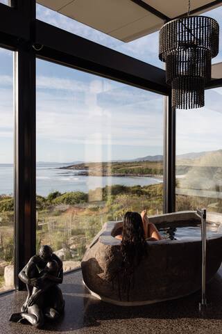 Seaside home ~ Hot Tub, Pool and Cliff Top Sauna gallery image 4