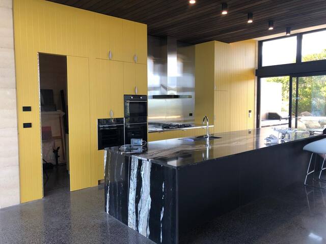 Seaside home ~ Hot Tub, Pool and Cliff Top Sauna gallery image 3