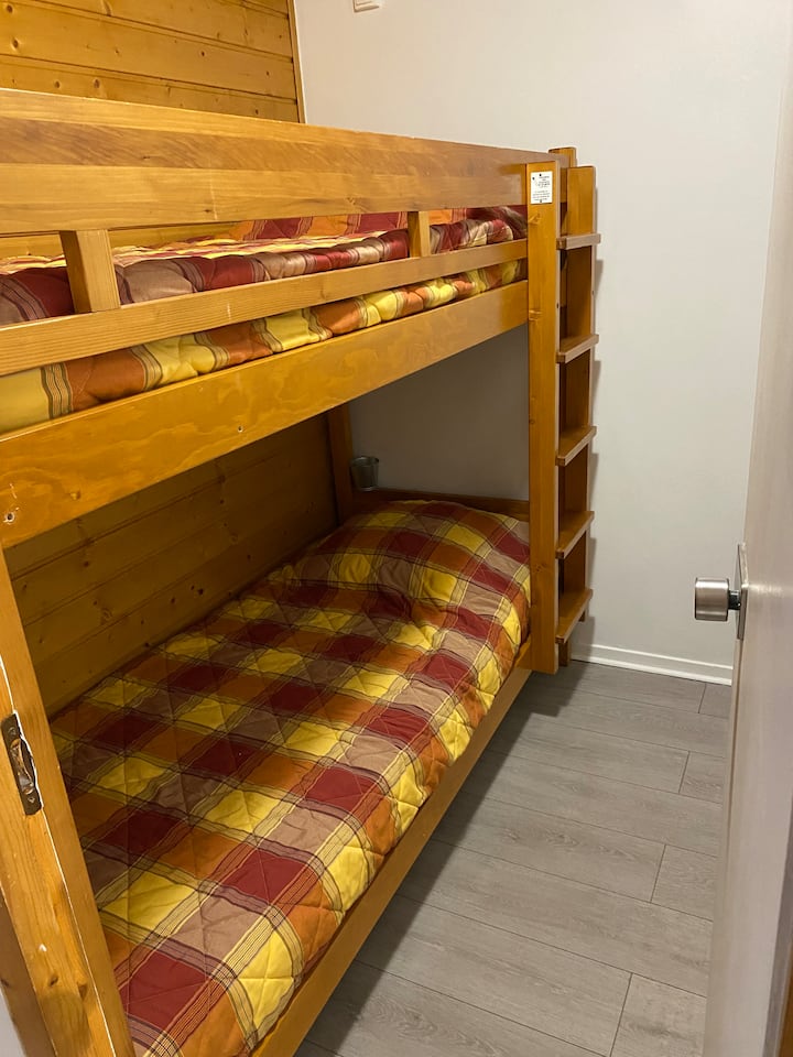 ไฟกลางคืนสำหรับแต่ละเตียงและที่เก็บของขนาดเล็กสำหรับโทรศัพท์หรือแว่นตา