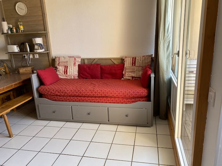 เตียงโซฟาที่เปลี่ยนเป็นเตียงเดี่ยวหรือเตียงคู่ขนาด 200 x 160 นอนในทิศทางของม้านั่ง/หน้าต่าง มีลิ้นชักเก็บของ 3 ลิ้นชักด้านล่าง