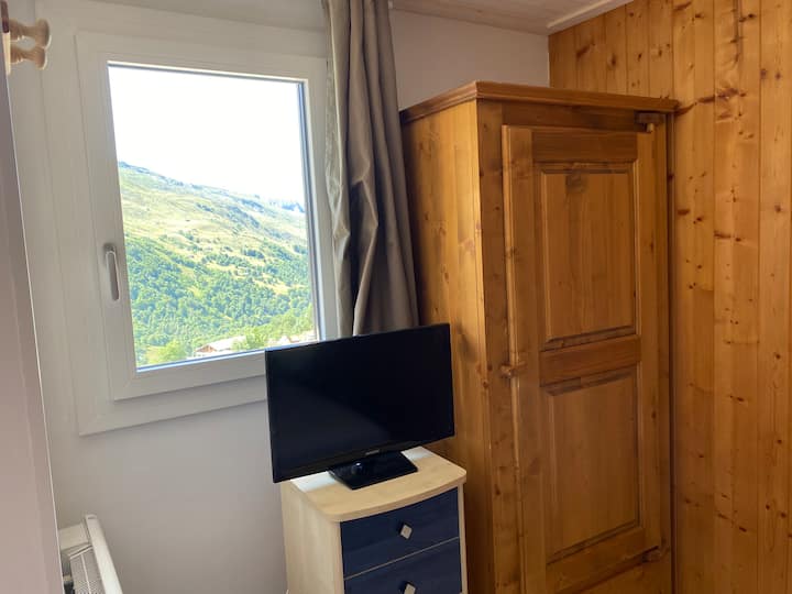 ตู้เสื้อผ้าพร้อมไม้แขวนเสื้อเพื่อให้คุณสามารถแขวนเสื้อผ้าได้