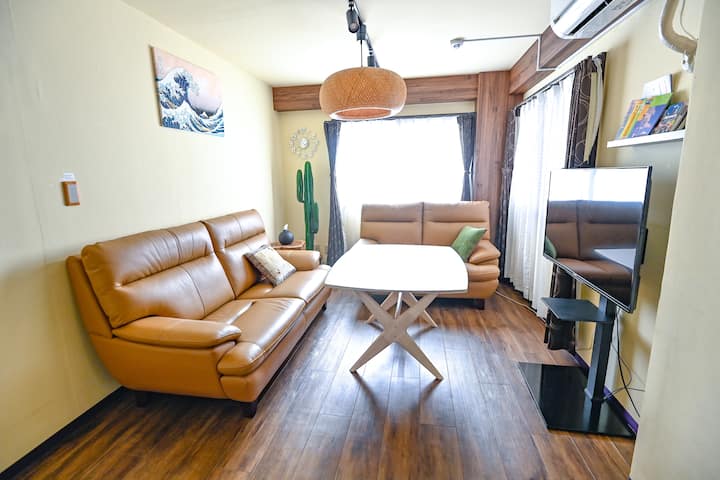 2025年3月，我们将沙发改造成大型皮沙发。