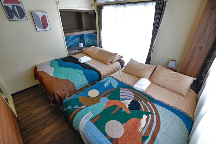 著名日本制造商France Bed的双人床。 遮光窗帘、空调和床头的USB插头。