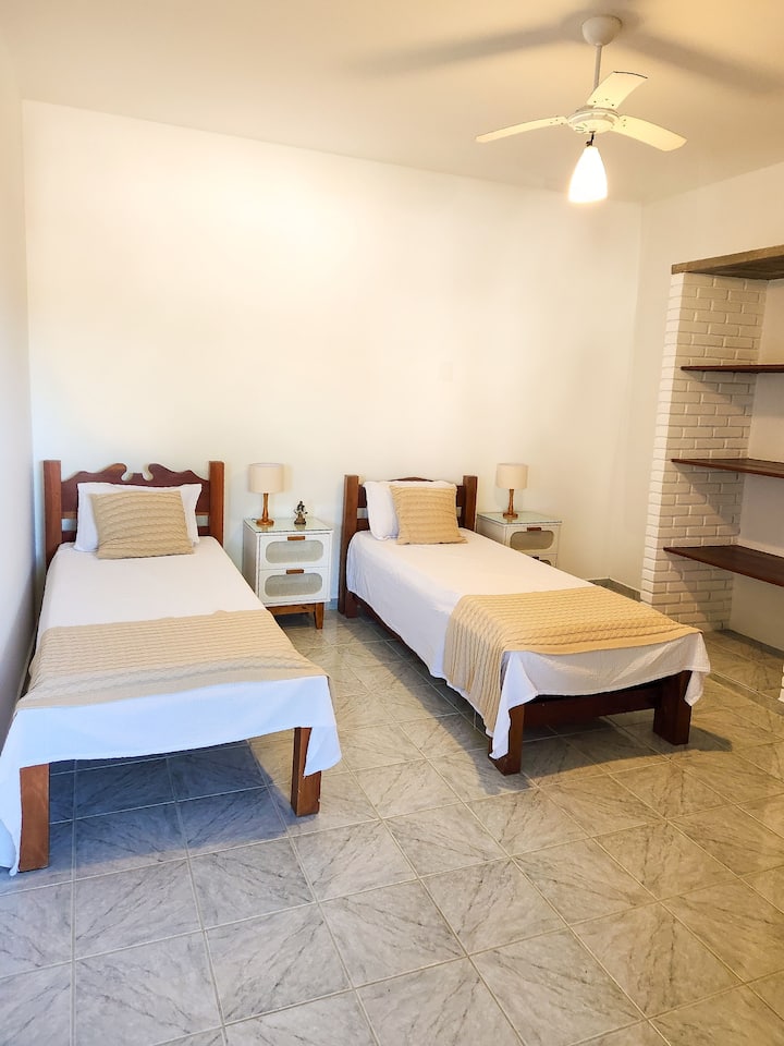 Спалня с 3 единични легла на 1-ви етаж 