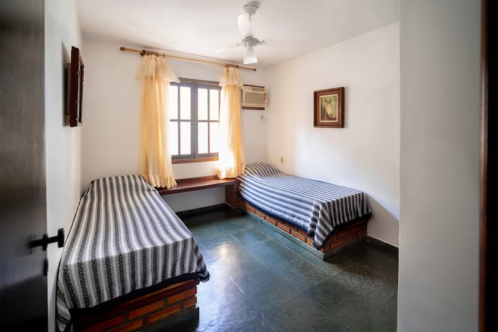 Klimatizovaná izba so stropným ventilátorom, dvoma samostatnými posteľami, šatníkom a vlastnou kúpeľňou.