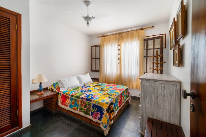 Kompletný apartmán s klimatizáciou a stropným ventilátorom.