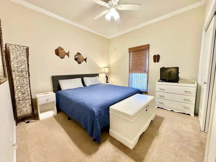 Спална соба за гости со брачен кревет (широк 180-220 см)