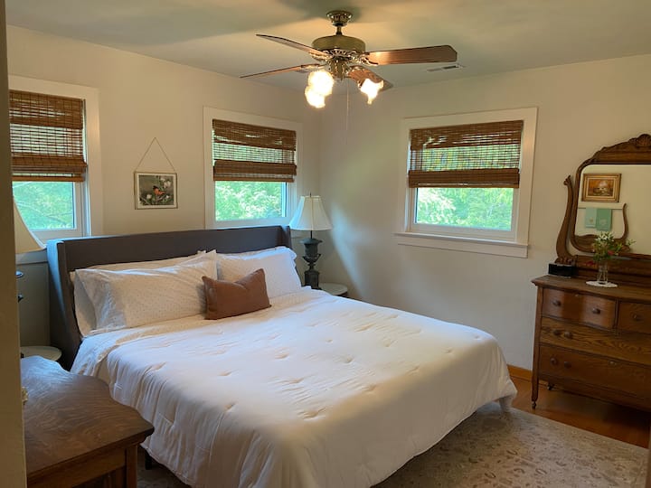 ห้องนอนเตียงคิงไซส์ 