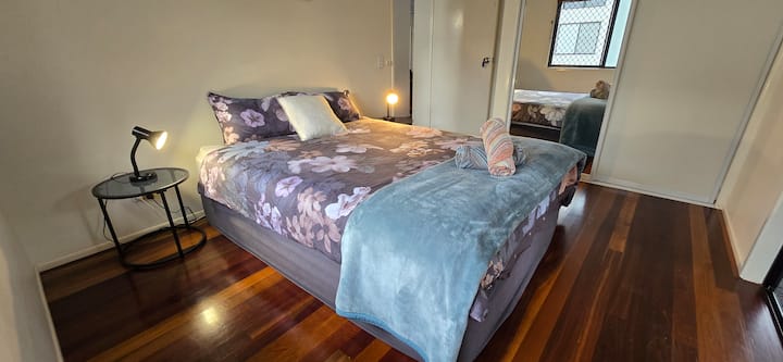 Chambre 2 avec grand lit et ventilateur de plafond
