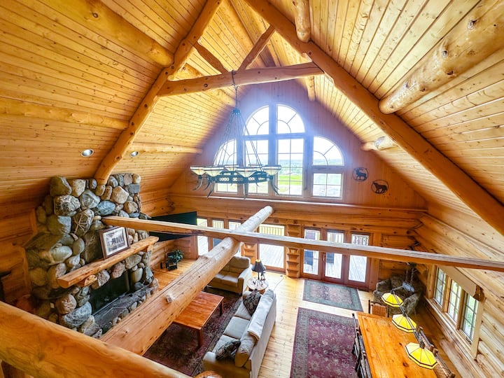 Ხედი ზედა დონის ლოფტის საძინებლიდან 