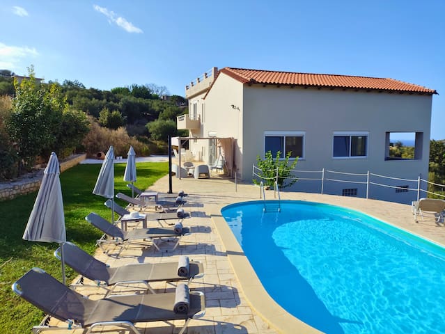 Secluded Family Villa: Pool, Privacy & Near Beach!