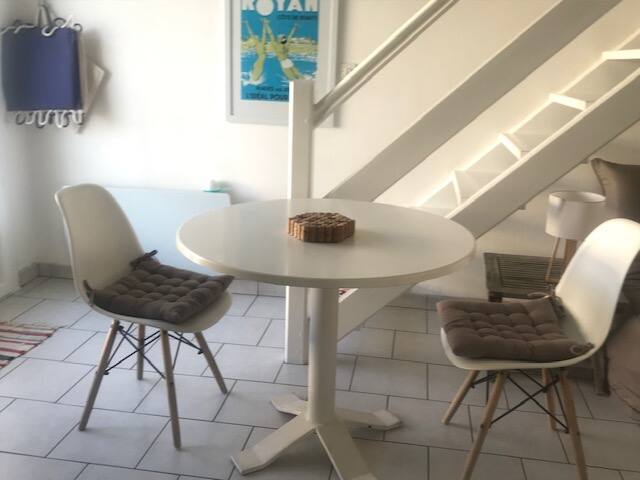 Entire home with 1 bedrooms in Royan - Petit duplex 2 pers. Pres de plage et Thalasso