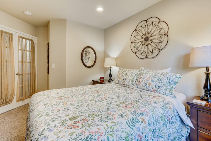 Შეიგრძენით კომფორტი და კომფორტი ჩვენს ლამაზად მოწყობილ ძირითად საძინებელში. Ისიამოვნეთ საკმარისი სათავსოთი დიდი კომოდითა და შესაბამისი ტუმბოებით. Მათთვის, ვისაც კითხვა უყვარს, თქვენს აღმოჩენას სხვადასხვა წიგნით სავსე წიგნების კარადა ელის.