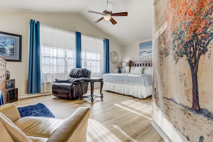 Მოგესალმებით მშვიდად განმარტოვდით!  Დატკბით კომფორტული საყრდენით და ისიამოვნეთ თქვენი საყვარელი შოუთი 55-დუიმიანი სმარტ-ტელევიზორით.  Შეინახეთ გარდერობი დიდ კომოდში ან ფართო შესასვლელ კარადაში. Ეს მთავარი აპარტამენტი განკუთვნილია სრული განტვირთვისთვის