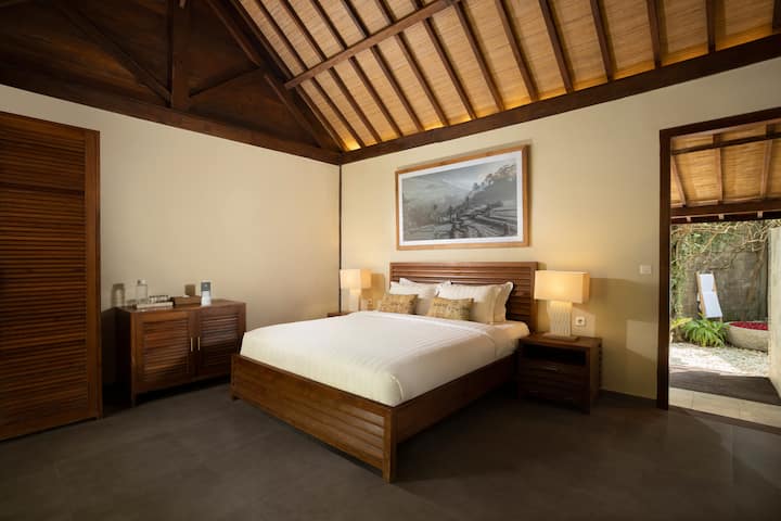 Villa Tirtadari por Nakula · 7BR Gran villa privada con jardín y piscina en Kerobokan