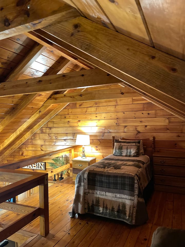 Naše otvorené podkrovie má dve výherné postele a nočné stolíky. Je to otvorené podkrovie s klenutými stropmi. V tomto konkrétnom podkroví je aj gauč. 