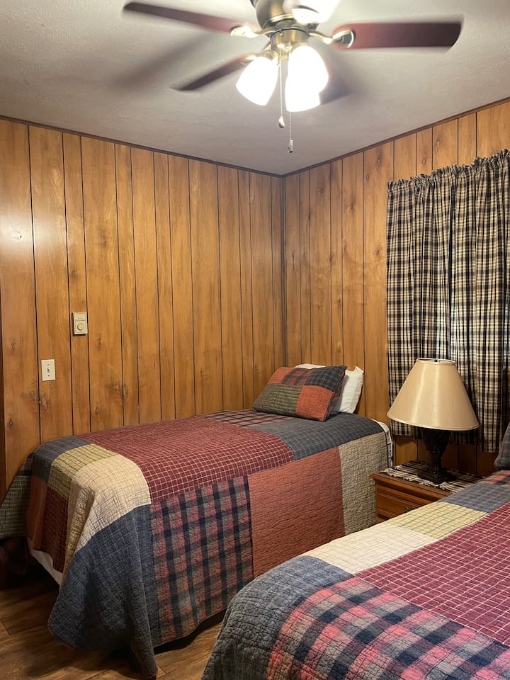 Táto spálňa má manželskú posteľ a jedno oddelené lôžko. 
