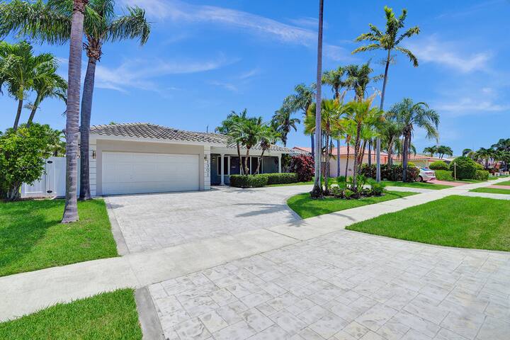 Spectacular 5BR/5BA Villa in Hollywood Lakes gallery image 3