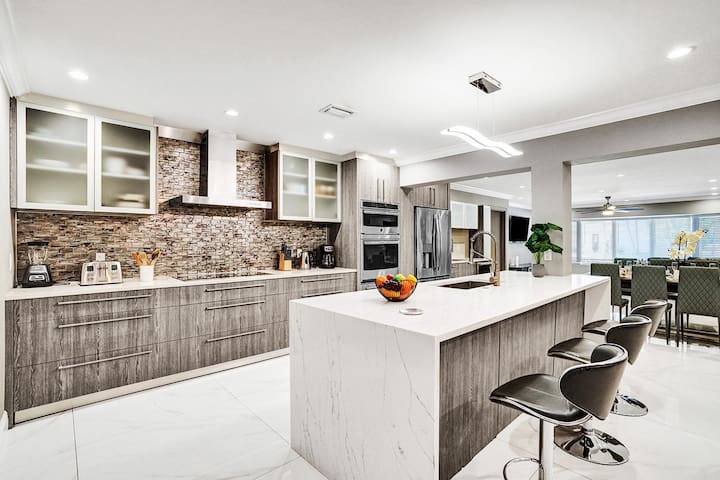 Spectacular 5BR/5BA Villa in Hollywood Lakes